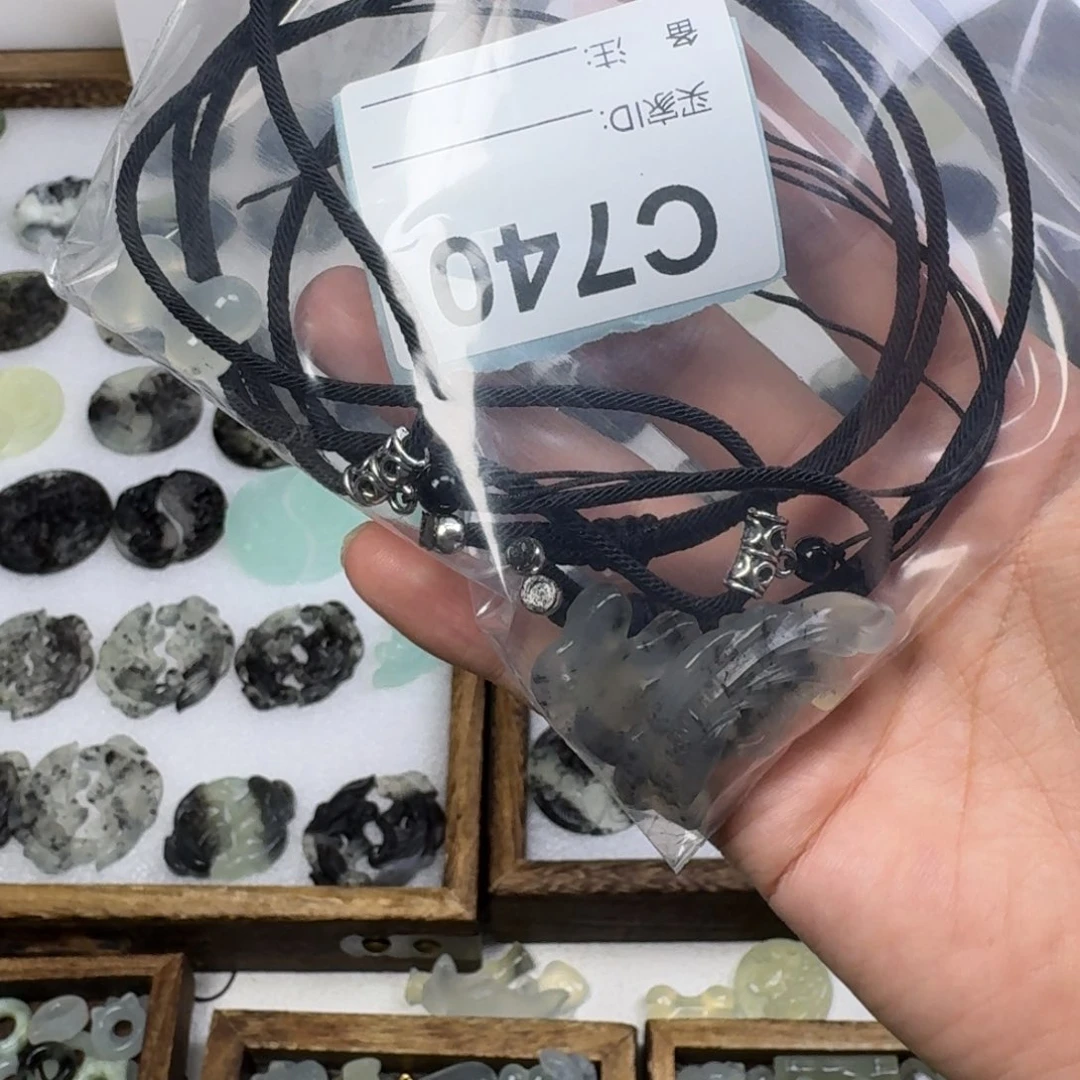 蛇纹石玉未镶嵌吊坠铁**妹