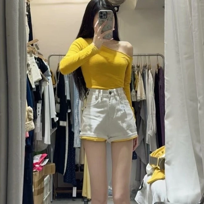 黄色斜肩露肩长袖t恤女春季2025新款甜辣修身上衣搭配短裤子两件