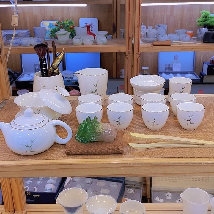 纯白的天空下的天空是一片蓝海