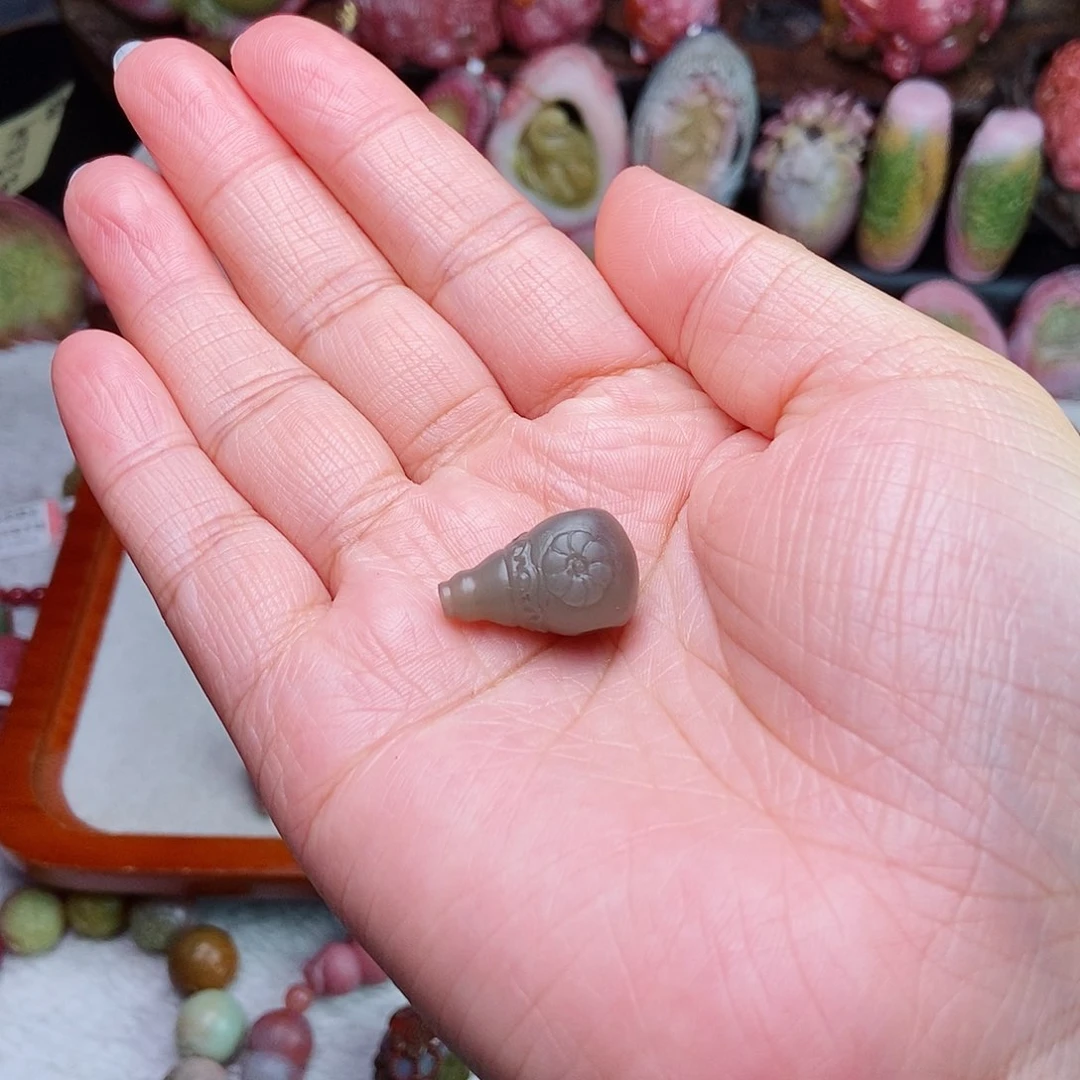 未镶嵌石英质玉（盐源）珠宝半成品