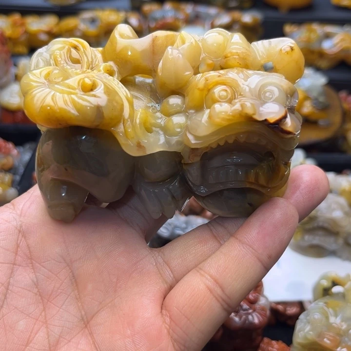 石英质玉（黄龙玉）未镶嵌颈饰