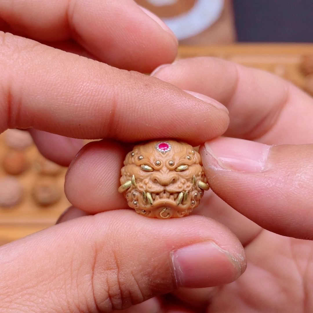 耿***耿猴头核桃吊坠猴头核桃镶嵌唐狮