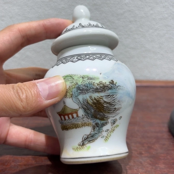 进***摆件精美的陶瓷摆件……