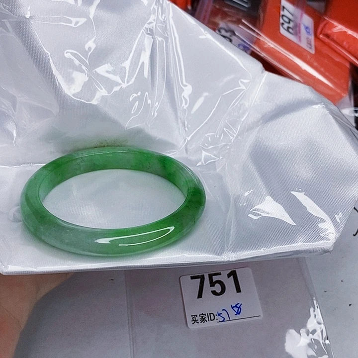 翡翠未镶嵌手镯一图一物实物为准（微瑕处理）