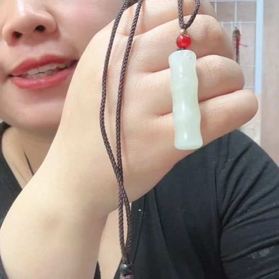 石英质玉未镶嵌颈饰瑕疵