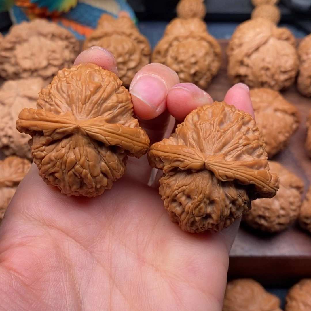 文玩核桃把件40红皮球白