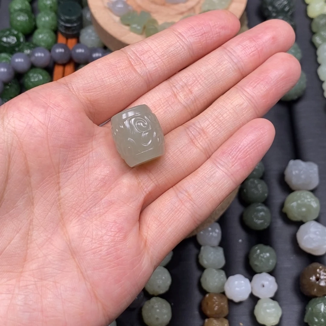 若***圆和田玉未镶嵌颈饰