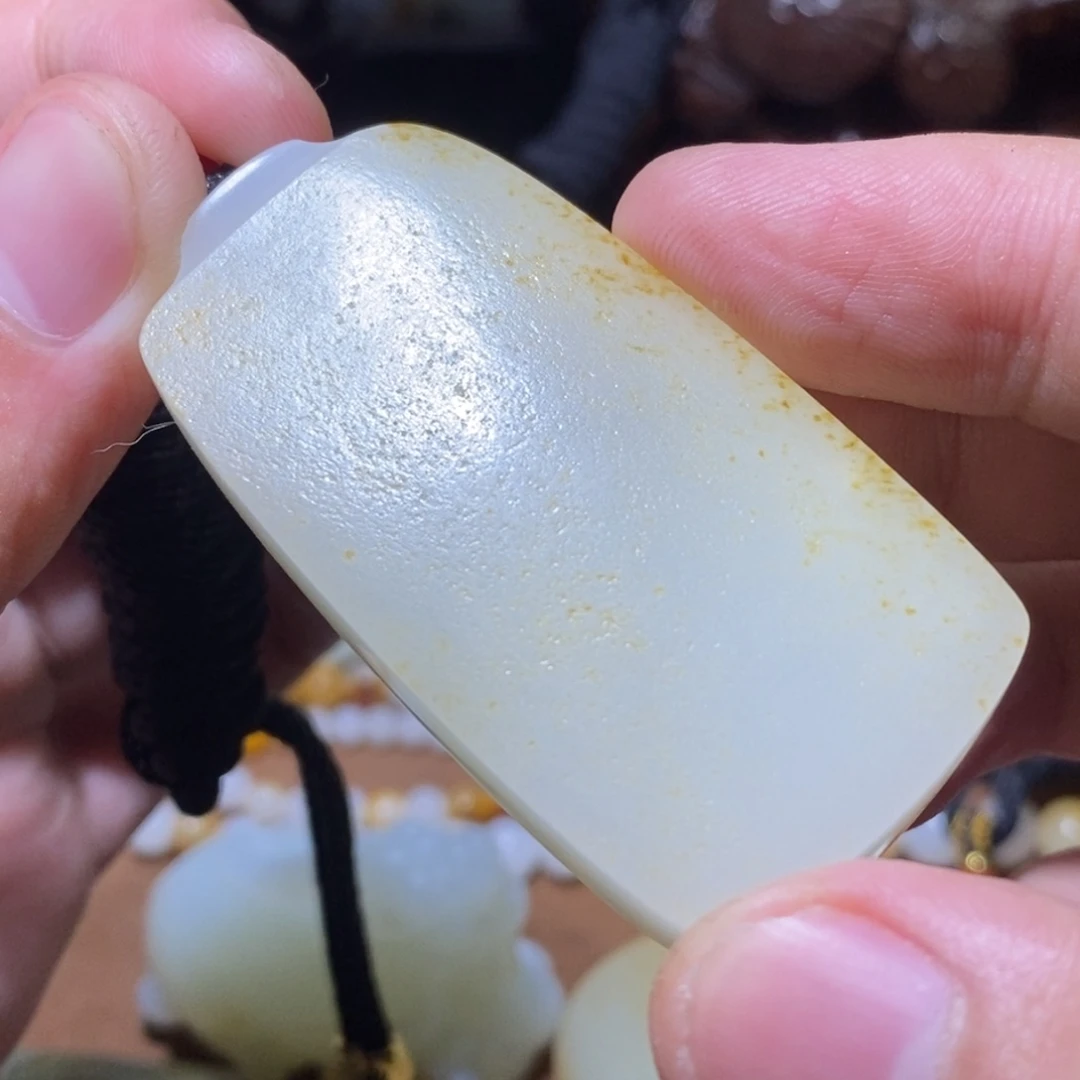 颈饰未镶嵌和田玉诚*。