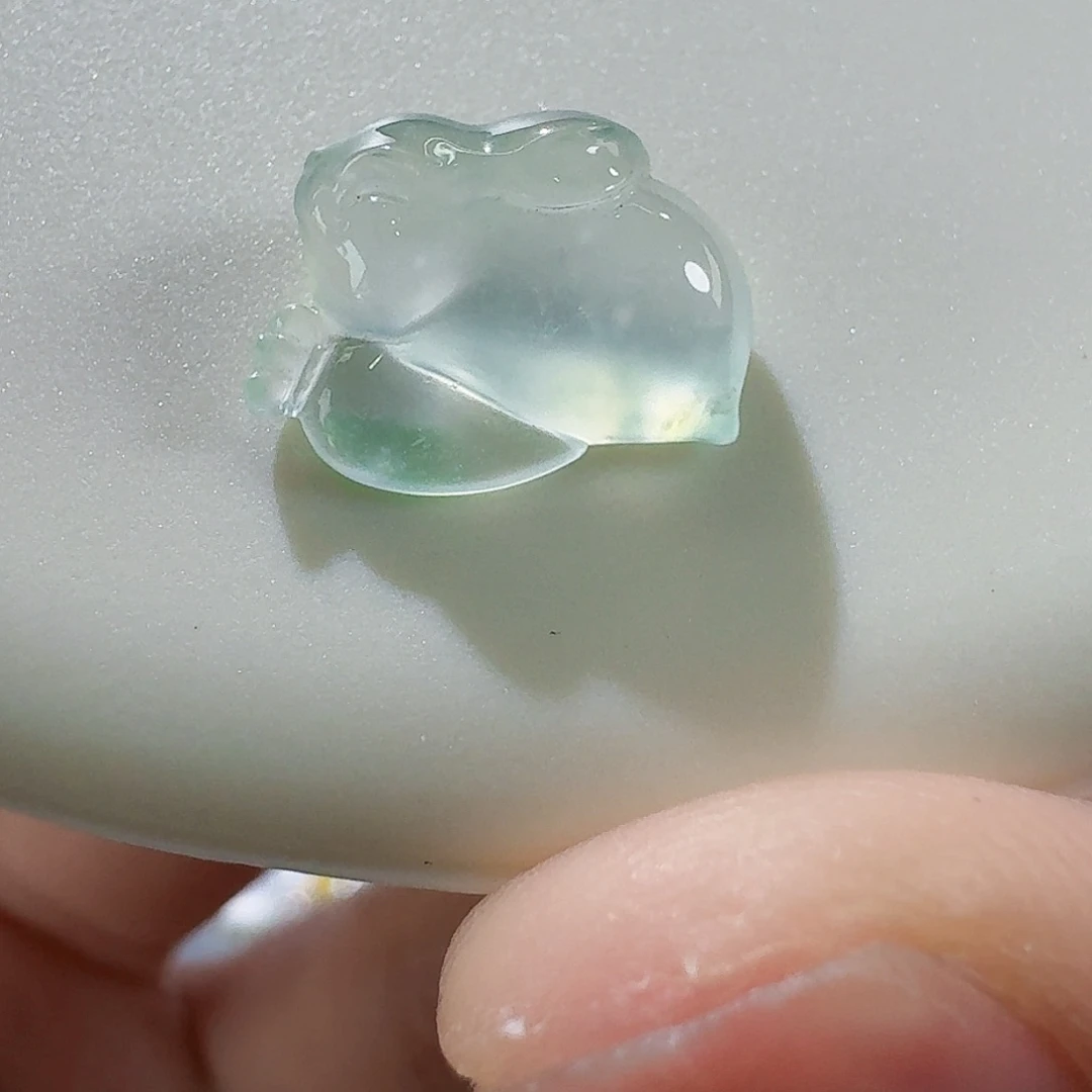 翡翠颈饰未镶嵌拿着胡萝卜的兔子