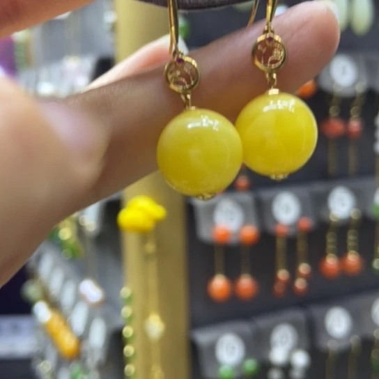 18K金镶嵌蜜蜡耳饰