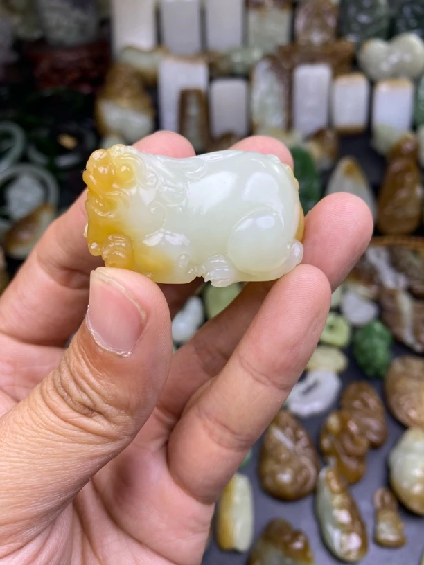 天然新疆和田玉且末糖白貔貅