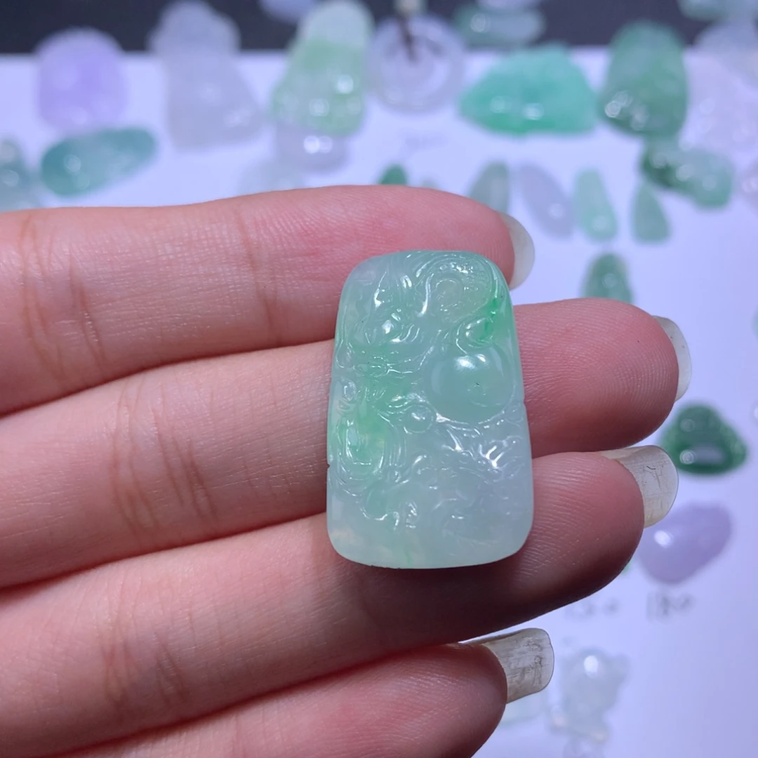 翡翠未镶嵌颈饰龙牌