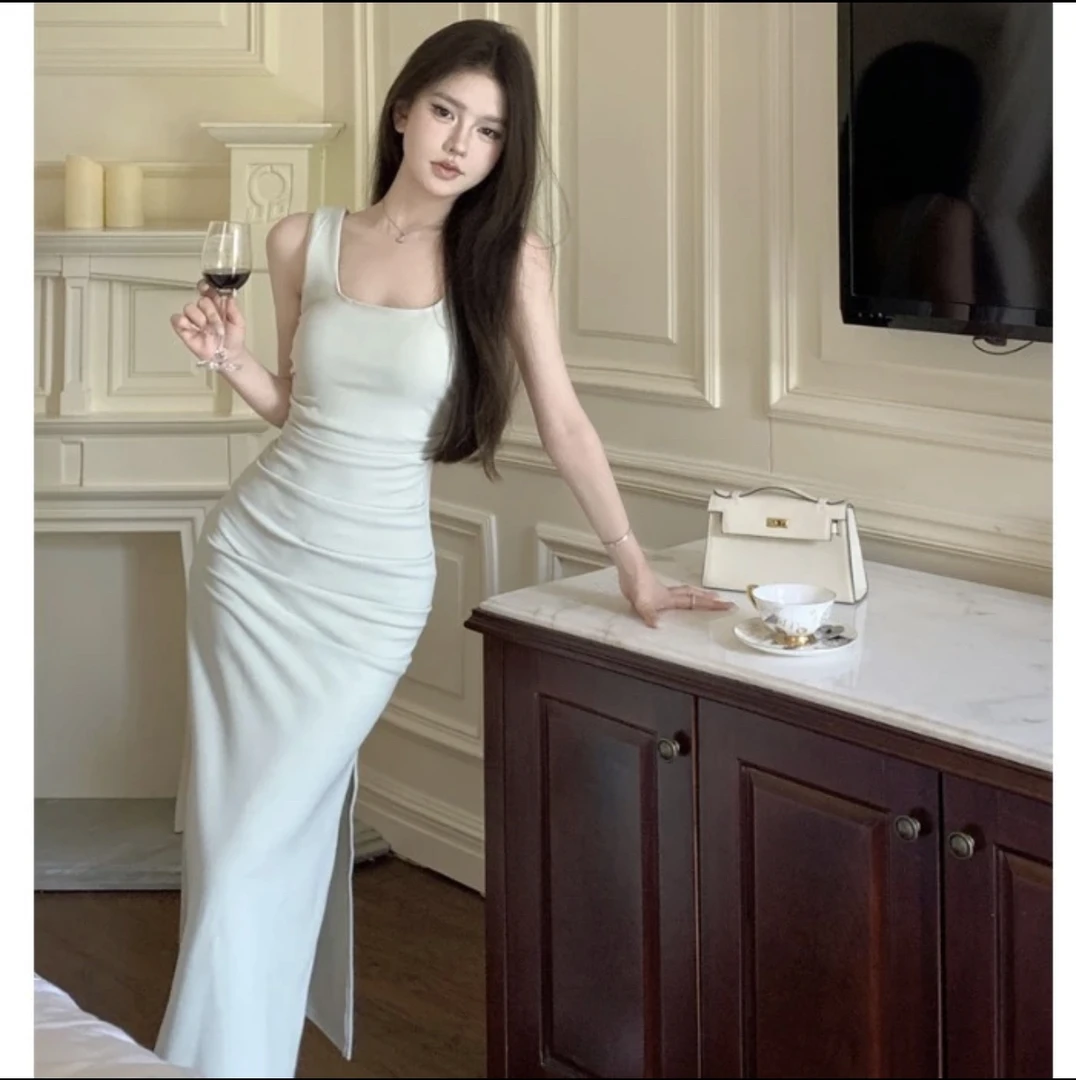 2025新款法式气质御姐带胸垫吊带连衣裙女夏季高级感收腰绝美长裙