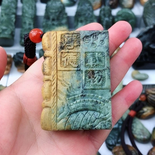 未镶嵌岫岩河磨玉（透闪石质玉）把件