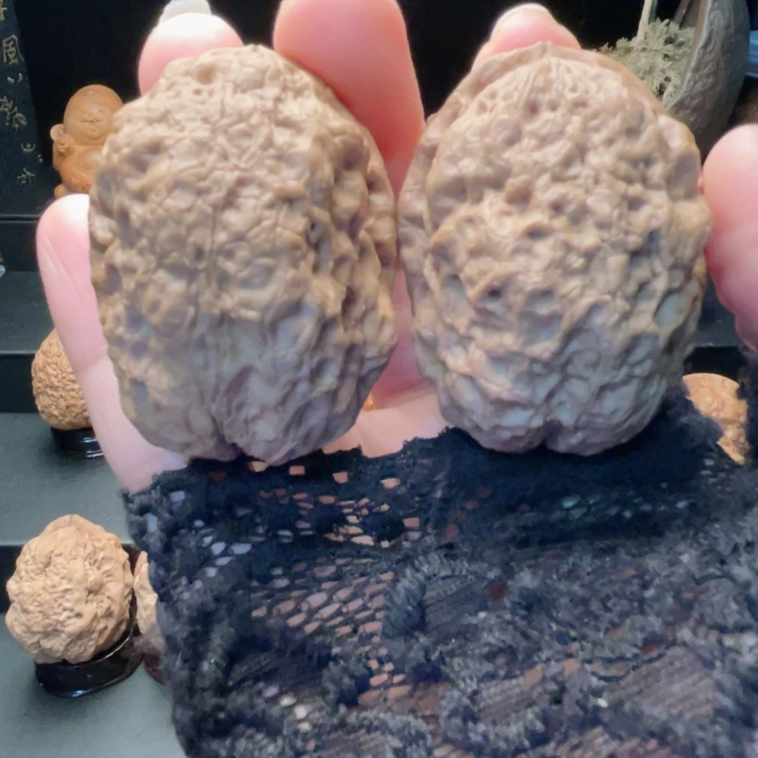 文玩核桃吊坠滚龙纹………………