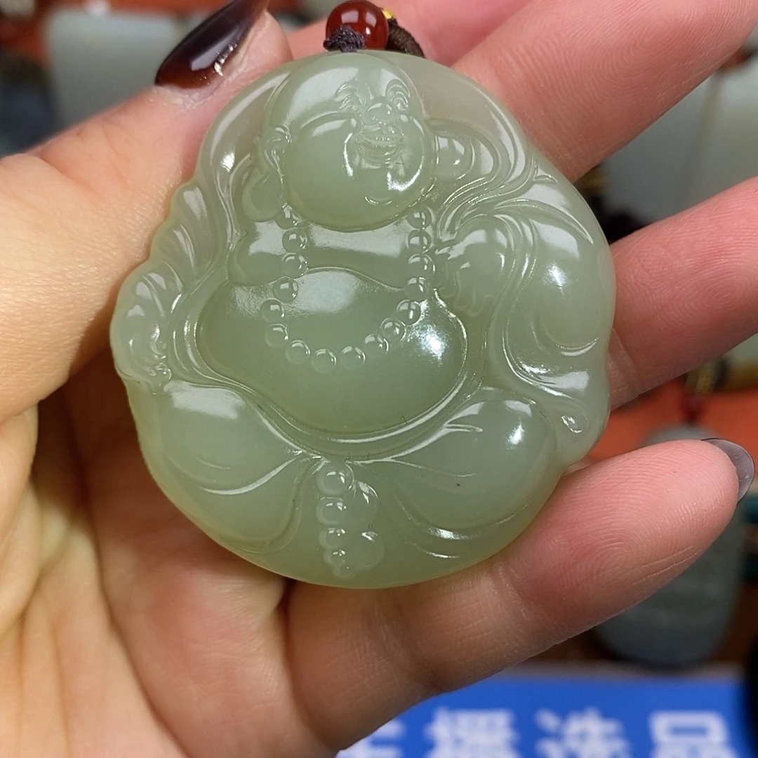 和田玉未镶嵌颈饰有黑点