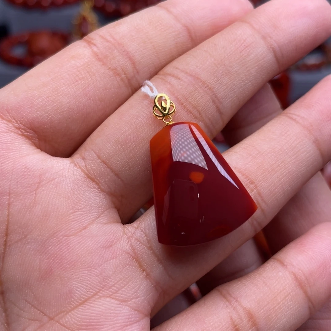 南红玛瑙18K金镶嵌珠宝奇石无事牌吊坠