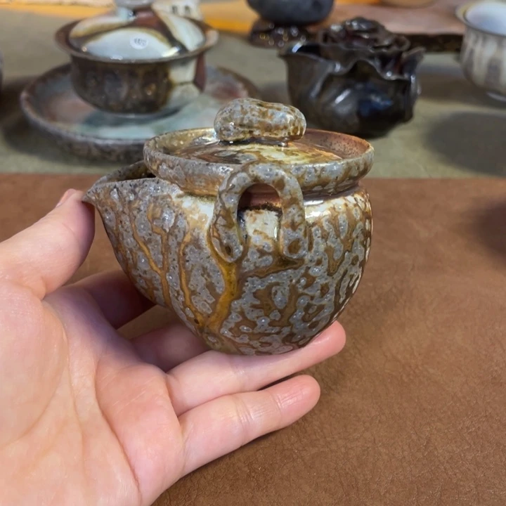 花生宝瓶。    景德镇柴烧。