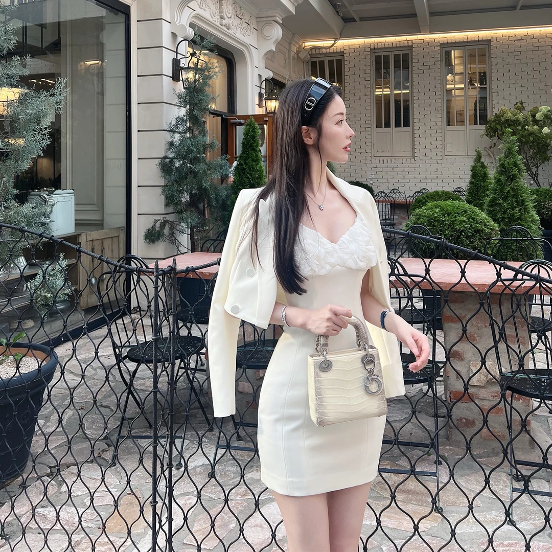熊熊屋【智感千金】气质女人味短款西装外套修身花朵吊带裙套装