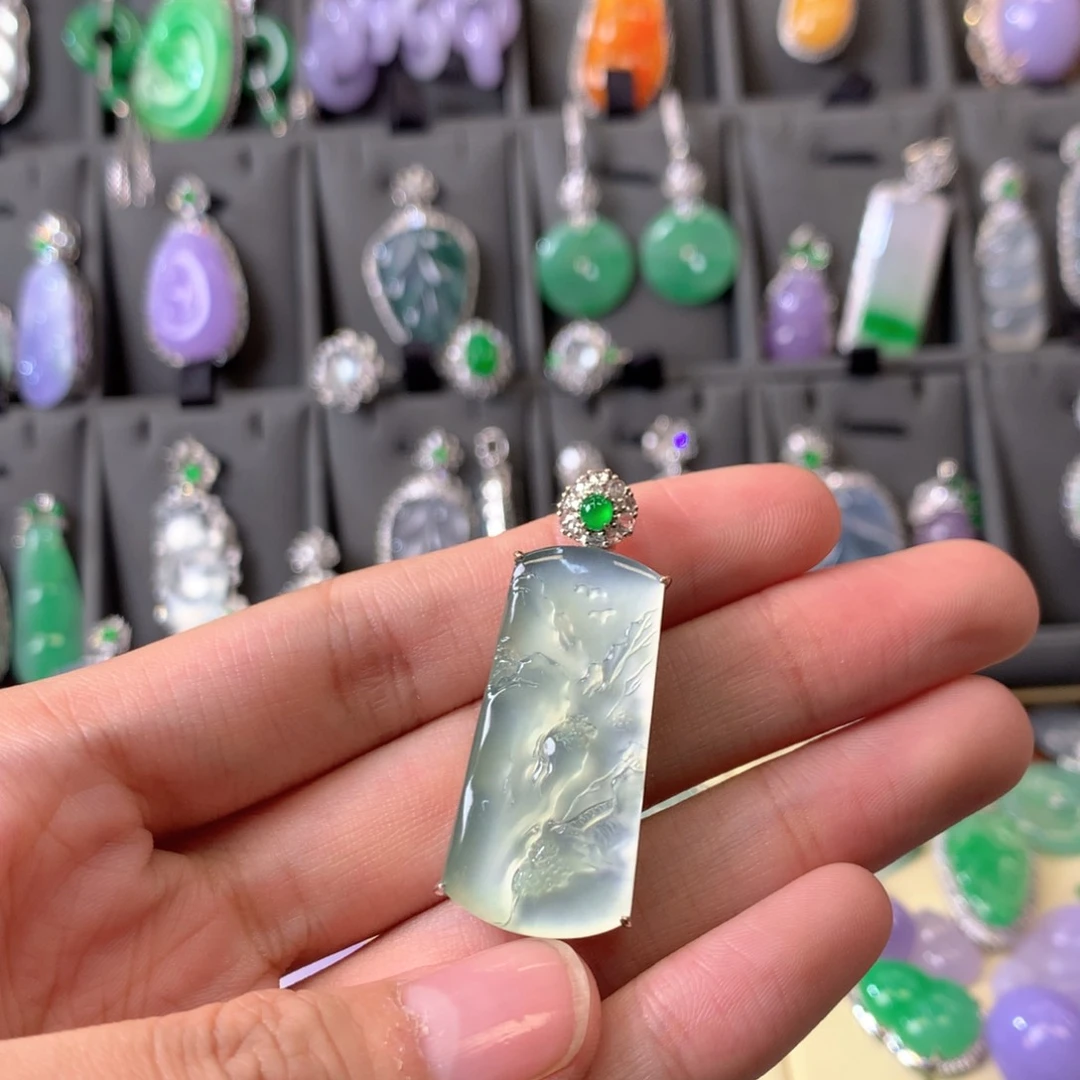 翡翠颈饰18K金镶嵌吊坠