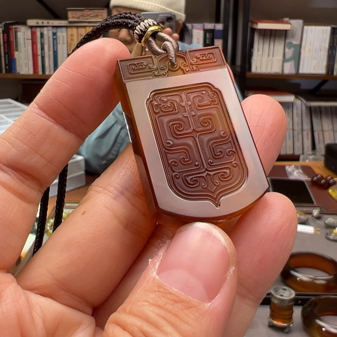 琥珀颈饰未镶嵌龙凤