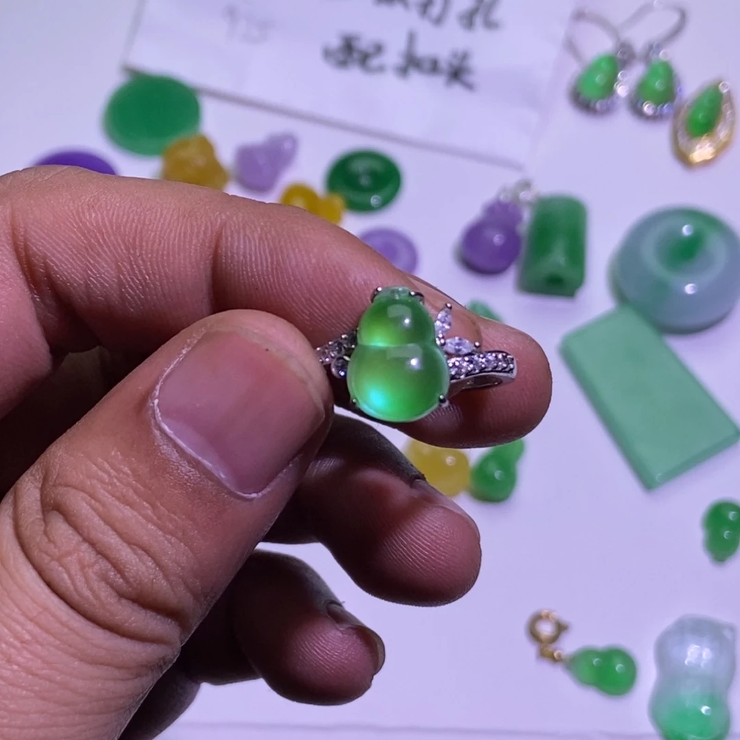 涅***生翡翠未镶嵌颈饰吊坠