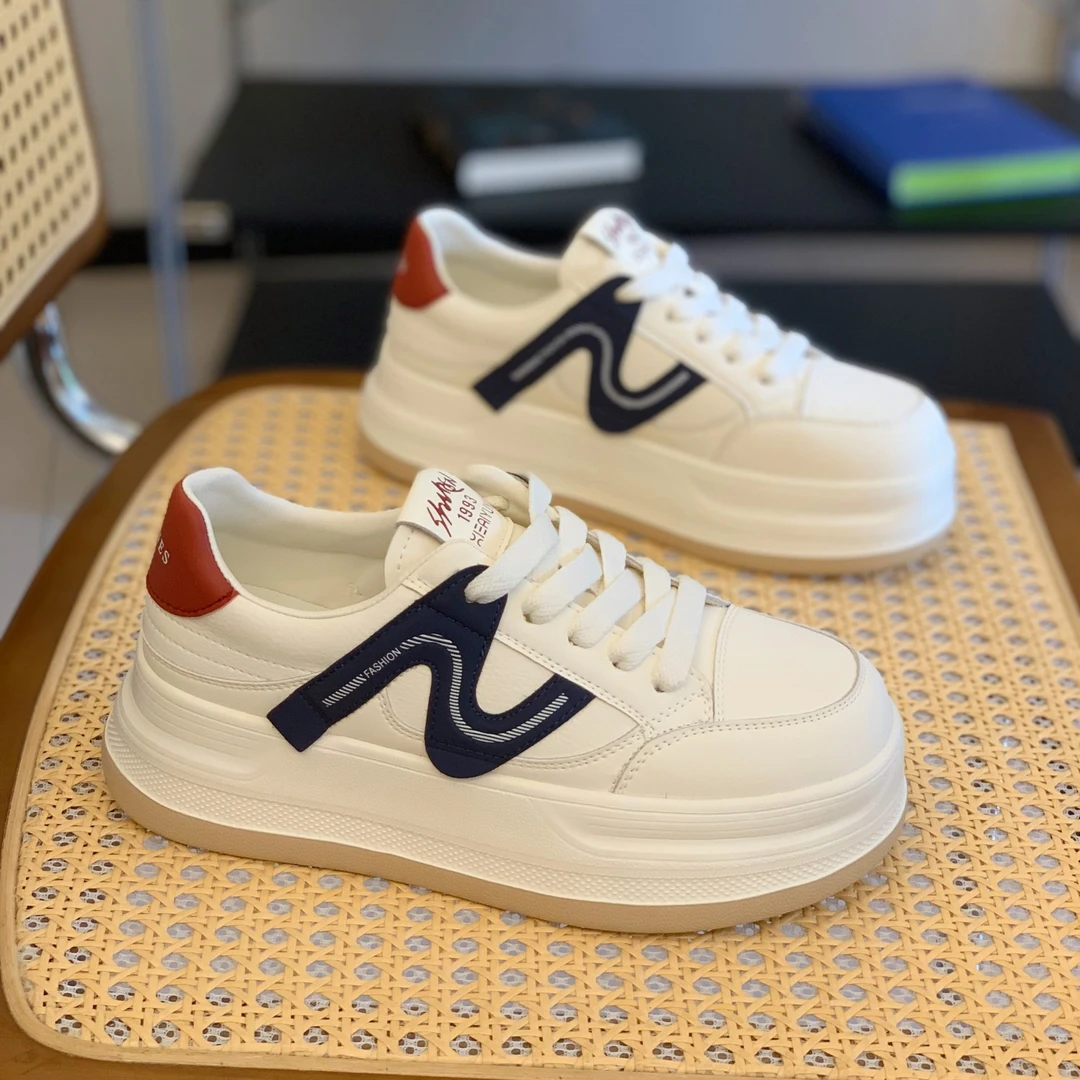 圆头厚底百搭板鞋女2025秋季新款爆款小白鞋白色轻便显脚小运动鞋