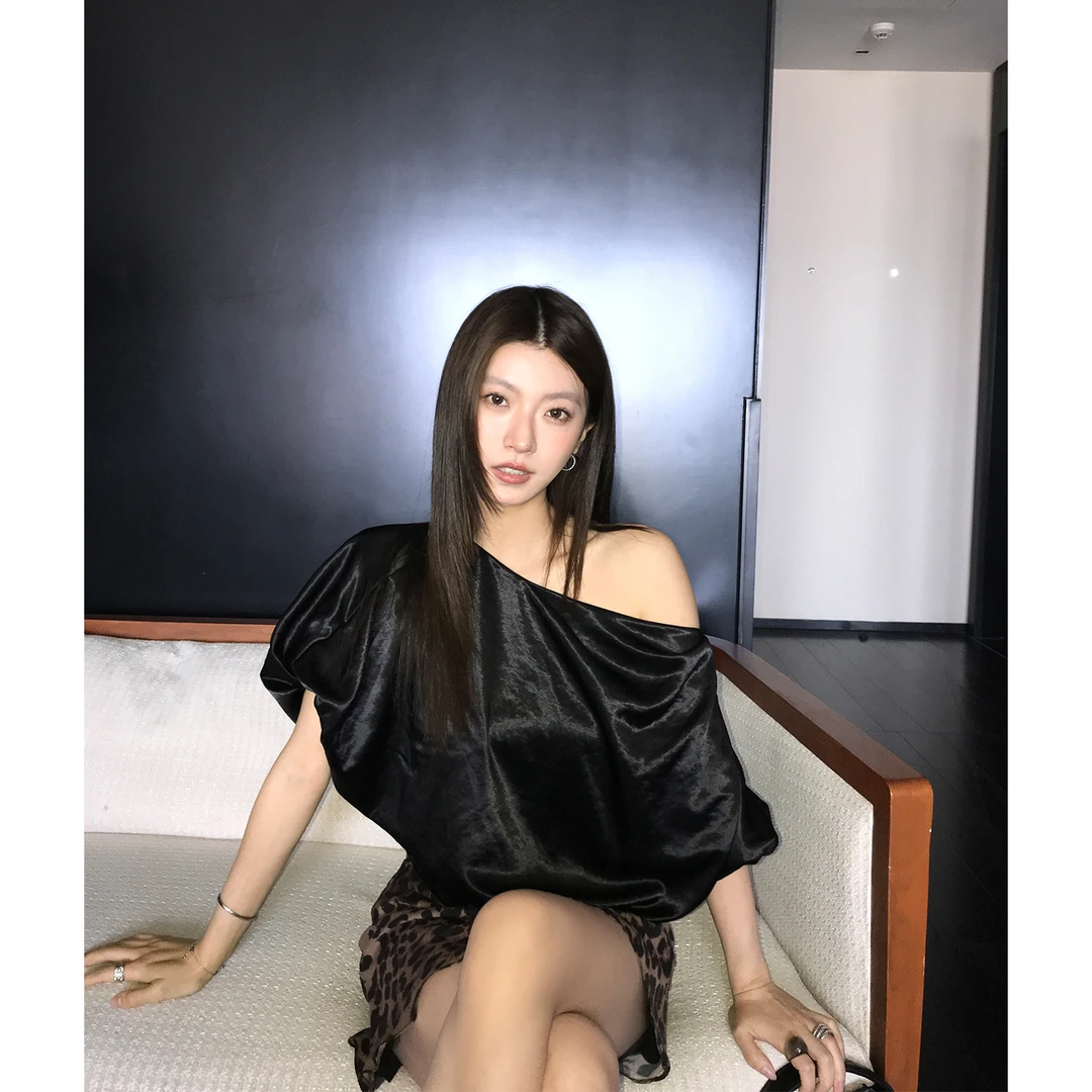 ADA MISS时髦设计感斜肩短袖缎面t光泽感宽松显瘦短上衣女夏新款