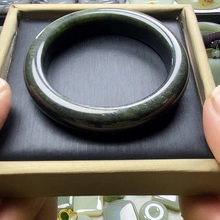 和田玉未镶嵌手镯