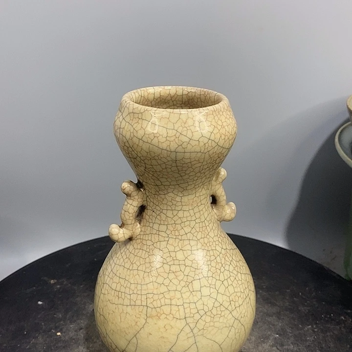 哥窑蒜头瓶造型精美