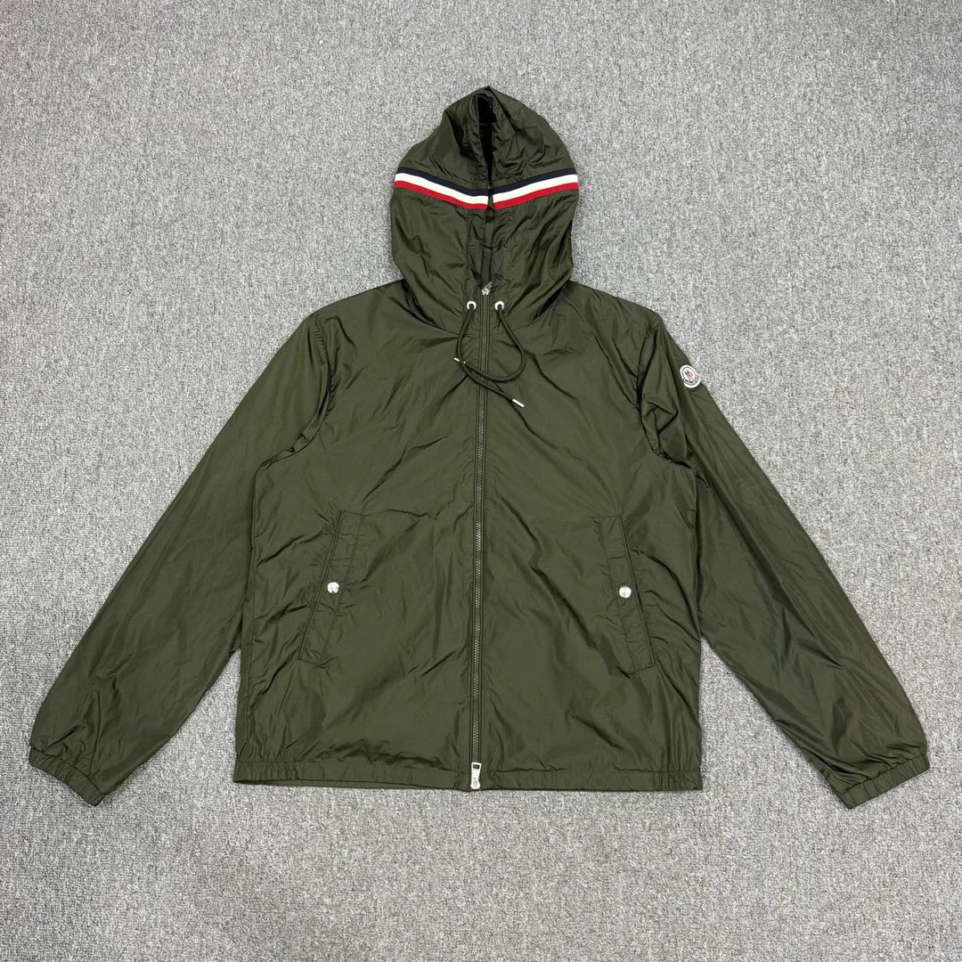 99新 MONCLER 1568043军绿色帽子彩条手臂徽标尼龙冲锋衣外套 5码