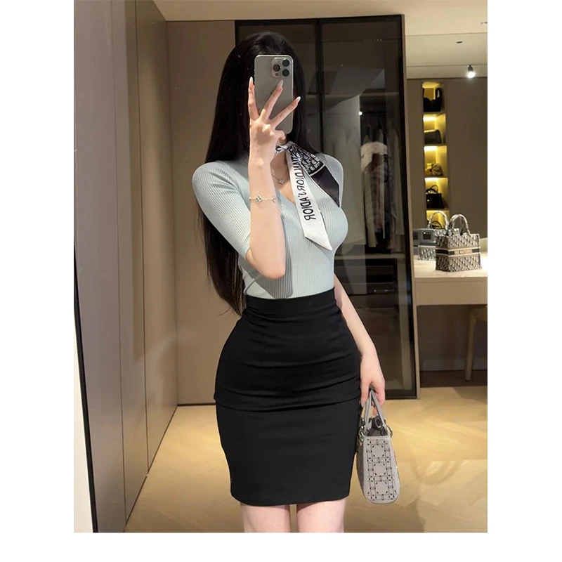 2025秋季新款时尚设计V领T恤纯欲风气质性感弹力显瘦针织上衣短裙