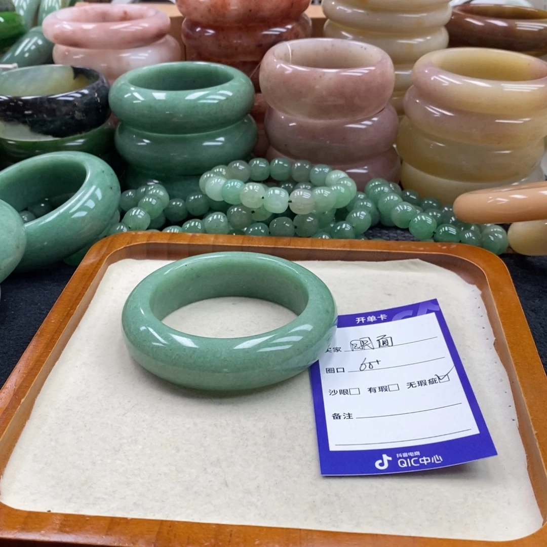 明***面石英质玉未镶嵌手镯