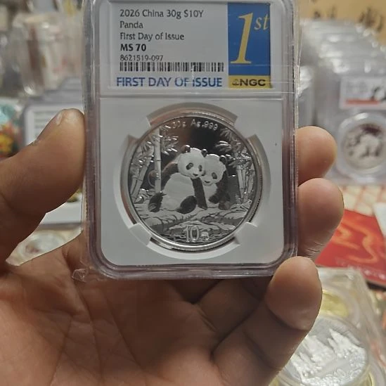 纯银2026年熊猫银币NGC70分首日