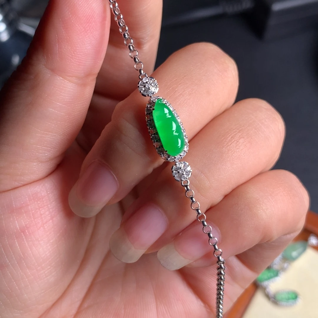 颈饰18K金镶嵌翡翠绿豆子手链