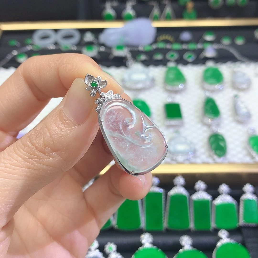 颈饰18K金镶嵌翡翠吊坠