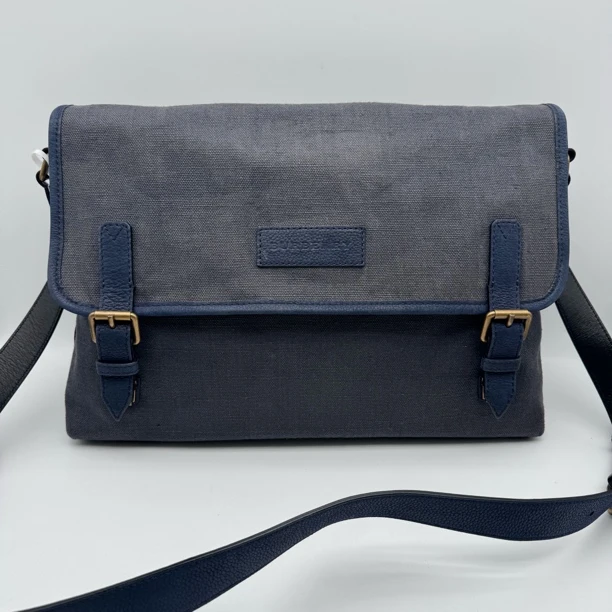 95新 BURBERRY/博柏利 97新藏蓝色帆布拼皮斜挎双扣邮差包/1906