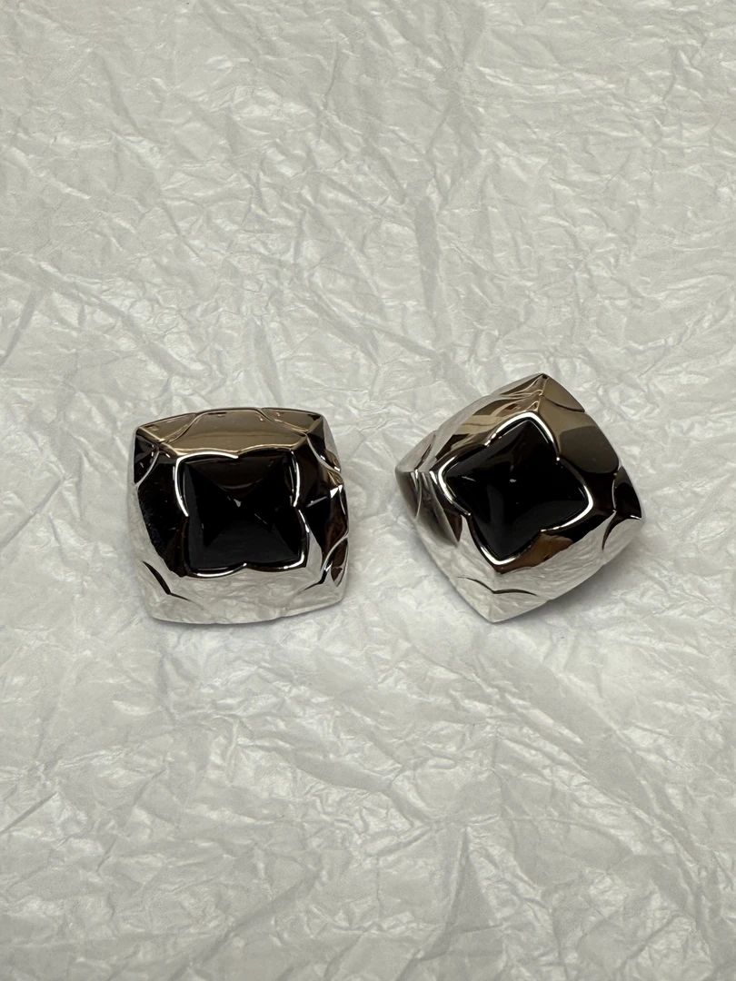 95新 BVLGARI/宝格丽 黑色宝石金字塔耳夹/16447548
