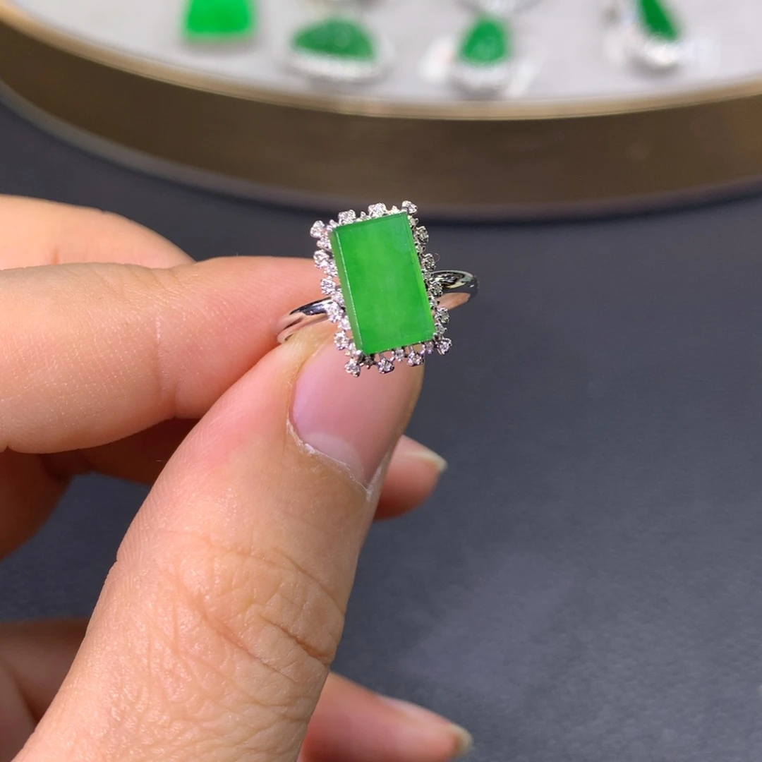 翡翠戒指18K金镶嵌翡翠