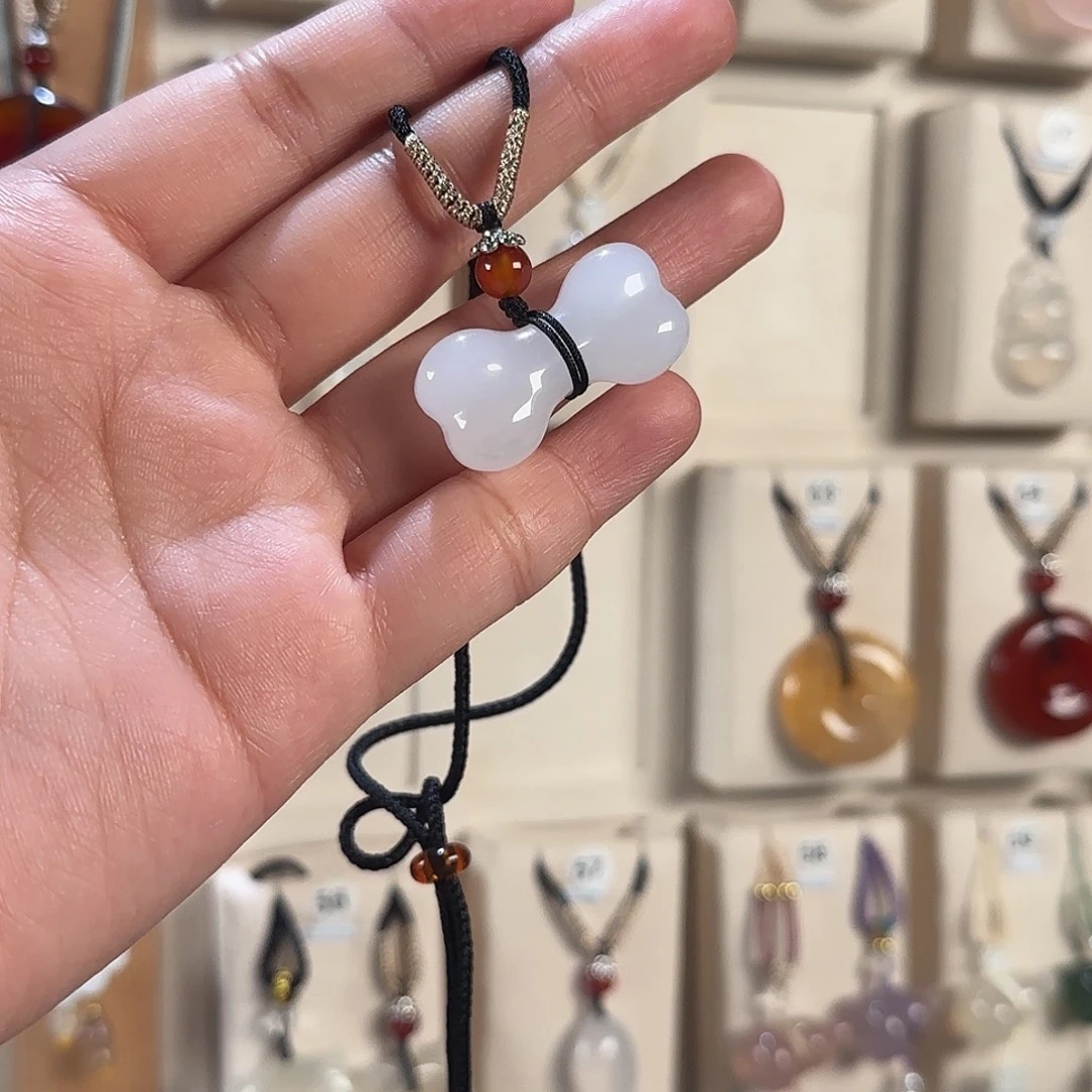 在****石英质玉（天山翠）未镶嵌颈饰