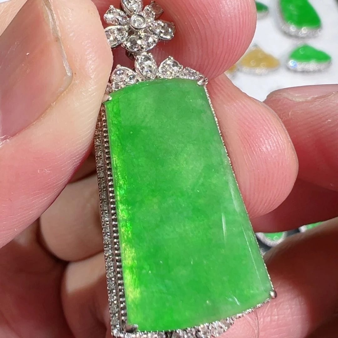 【闪购商品】翡翠吊坠(不含链)18K金镶嵌