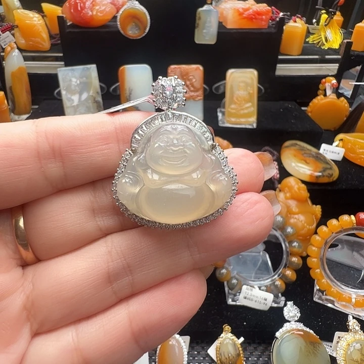 未镶嵌石英质玉（黄龙玉）颈饰