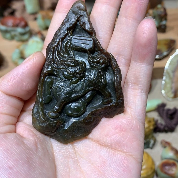 未镶嵌岫岩河磨玉（透闪石质玉）挂件
