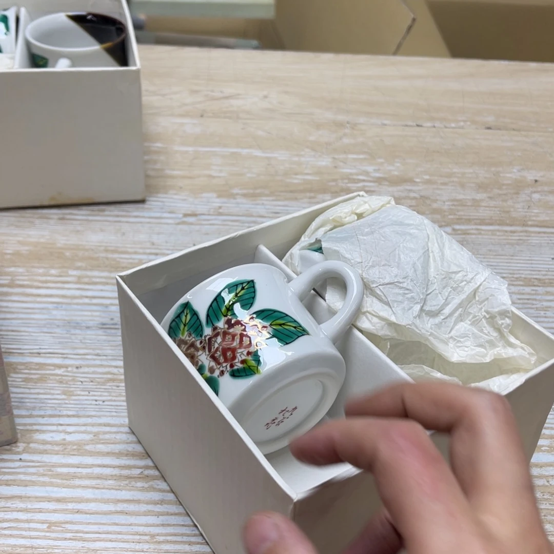 瓷片我****笑密密麻麻地排列着一个