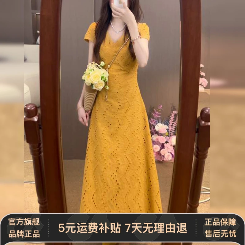 黄色镂空v领短袖连衣裙子女2025夏季新款巨好看海边度假长裙穿搭