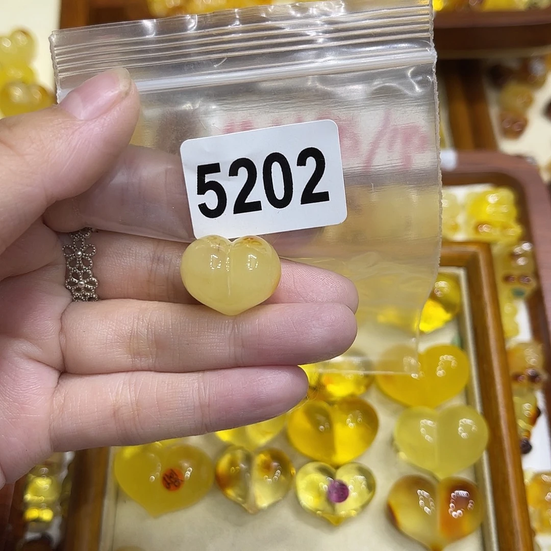 琥珀未镶嵌颈饰蜜蜡