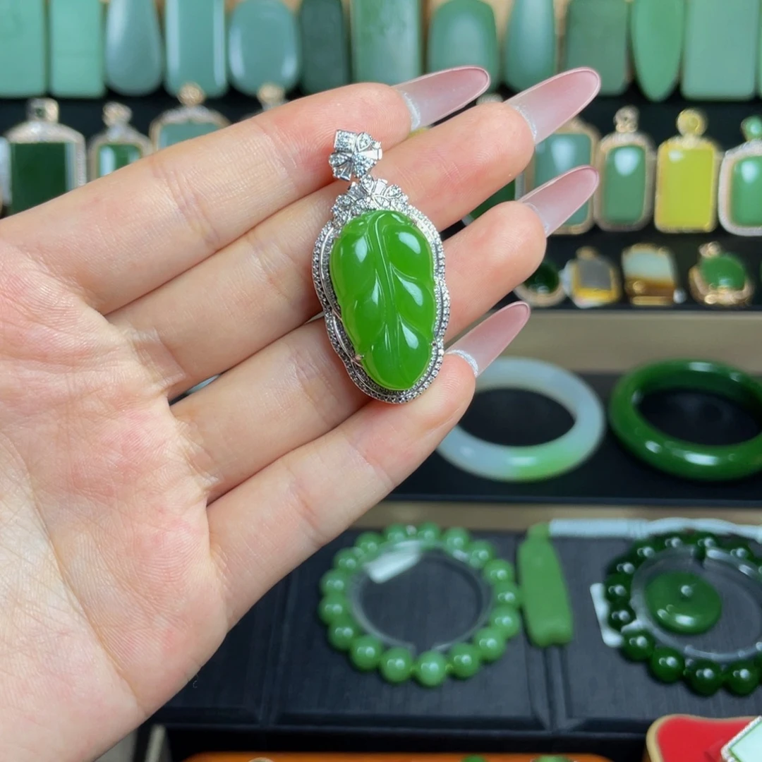 和田玉18K金镶嵌颈饰·叶子吊坠