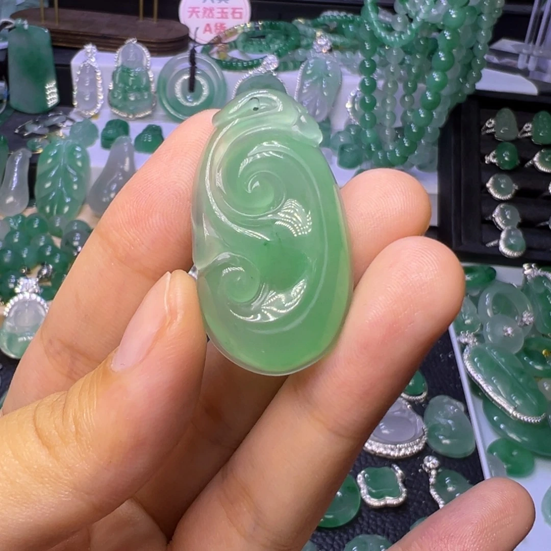 石英质玉（非洲翠）未镶嵌颈饰