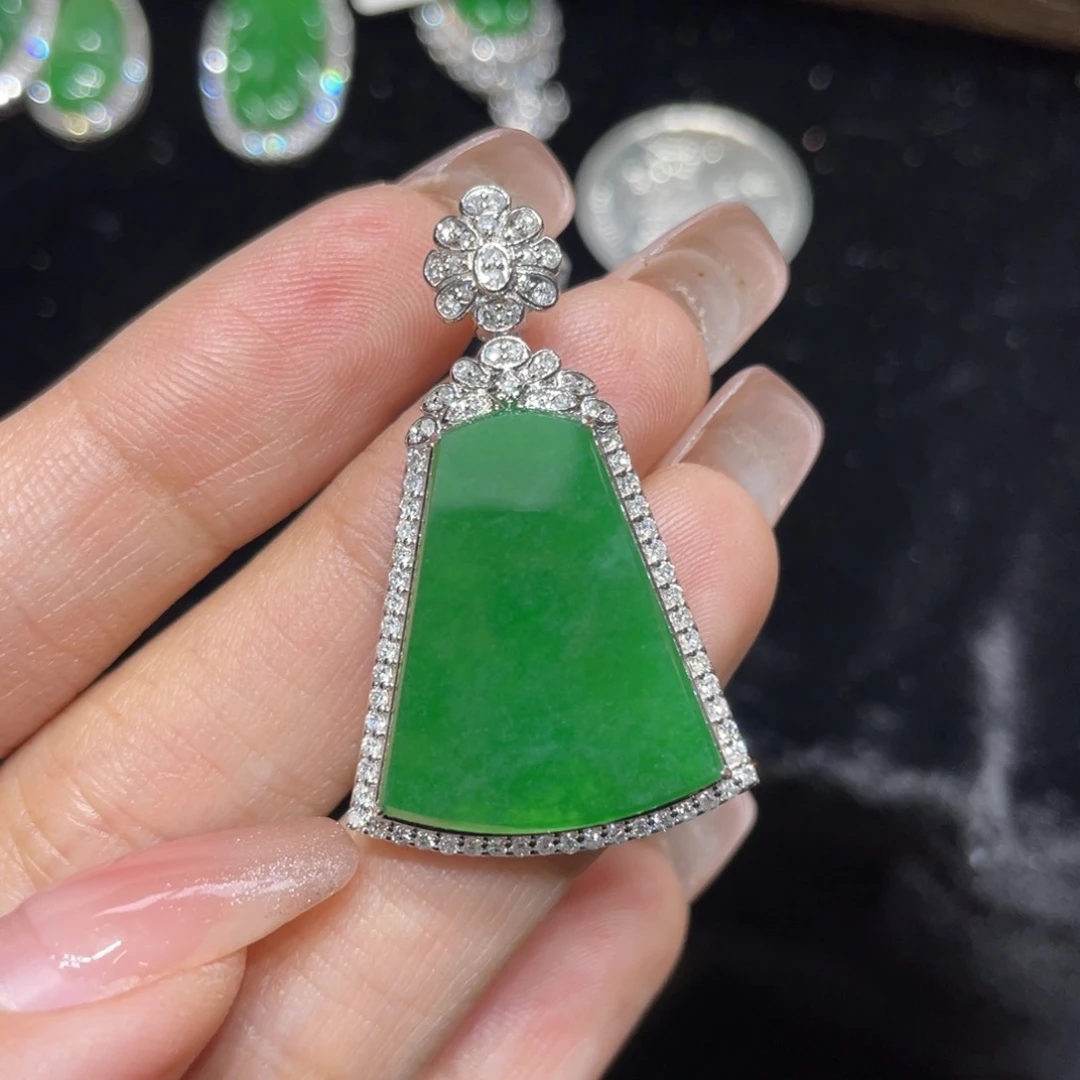 翡翠颈饰18K金镶嵌天然缅甸翡翠