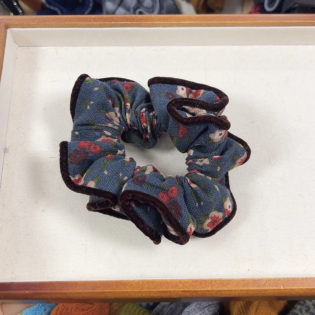 布艺非金属深蓝底红米碎花咖丝绒边小肠